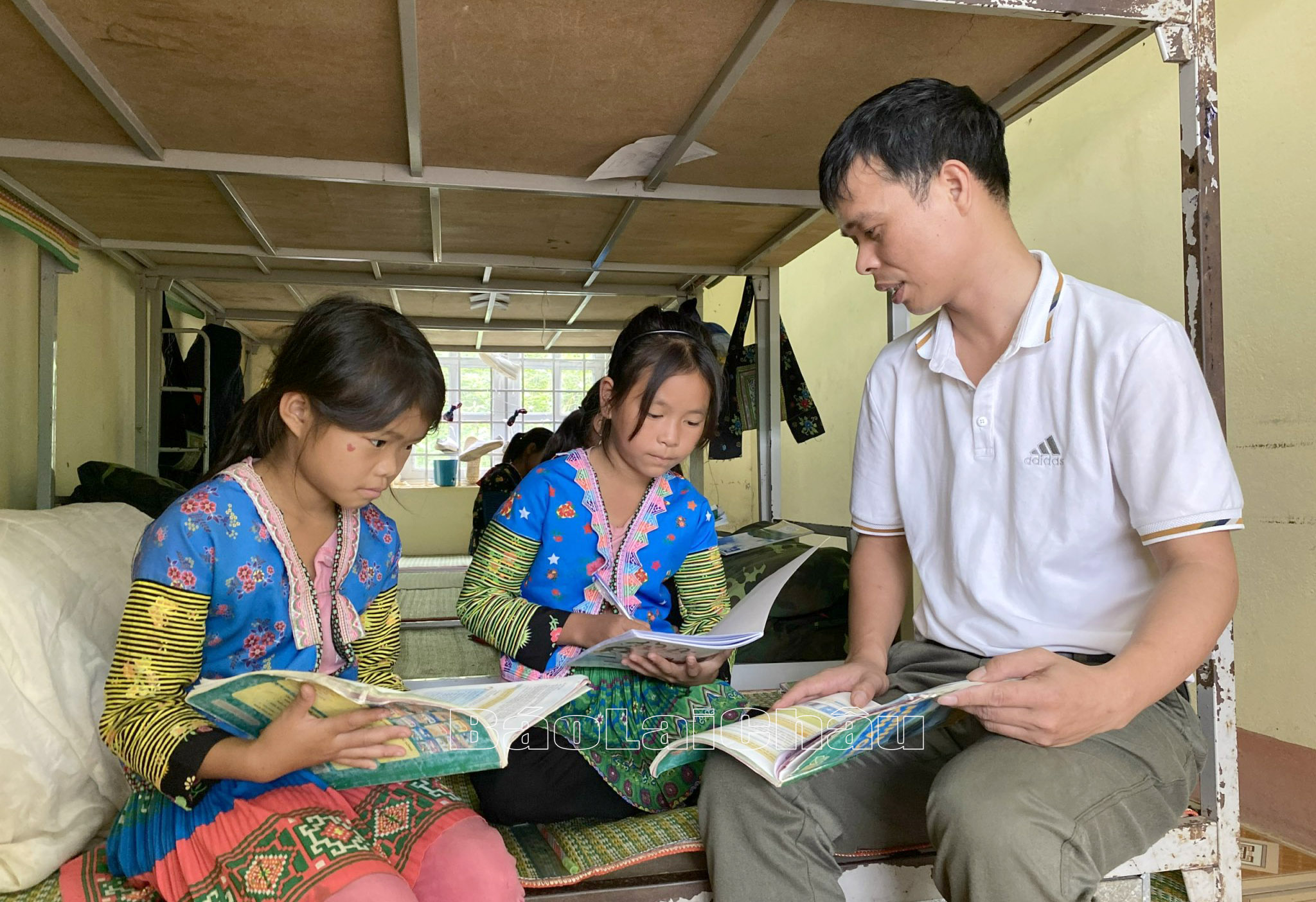 Ngoài giờ học trên lớp học sinh bán trú được giáo viên hướng dẫn học bài.